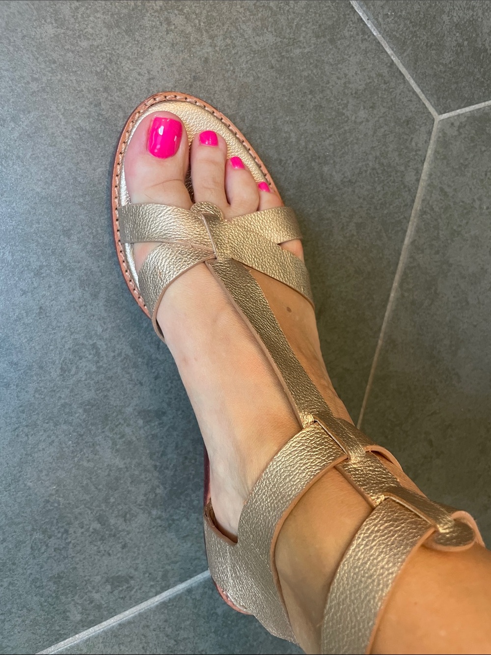 Matt Bernson Women's Metallic & Rose Gold T-Strap Sandals 9